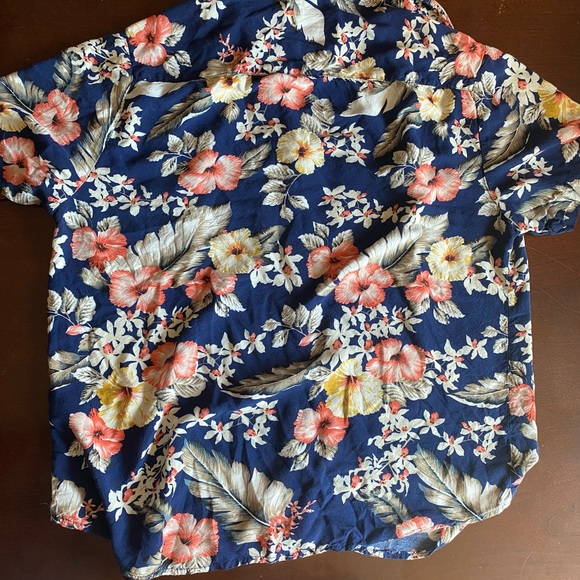 Medium short sleeve button up - Picture 2 of 2